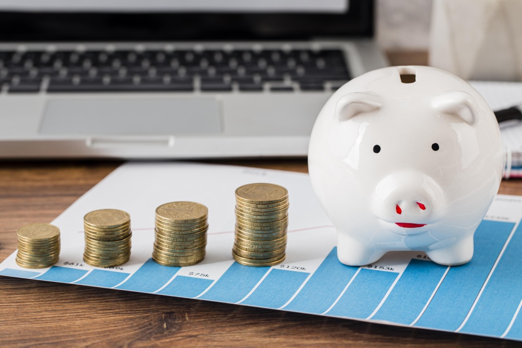 front-view-office-items-with-piggy-bank-coins.jpg монеты