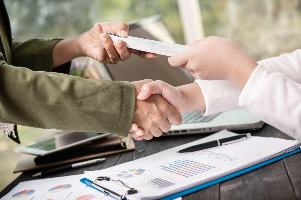 business-people-shaking-hands-finishing-up-meeting.jpg договоренность